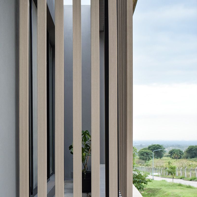 Tapa de metal cepillado en un pasamanos rectangular de aluminio con herrajes de montaje internos a la vista.