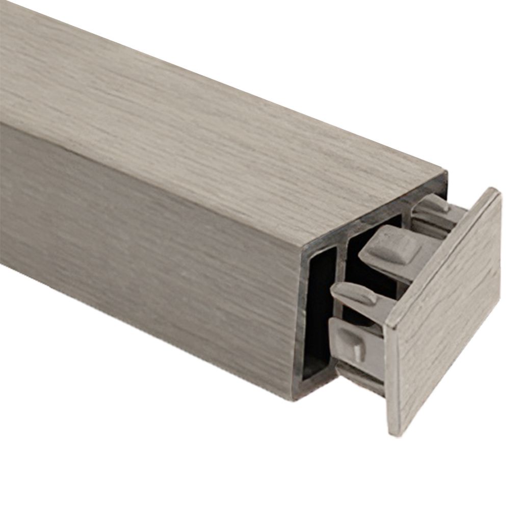 Tapa de metal cepillado en un pasamanos rectangular de aluminio con herrajes de montaje internos a la vista.