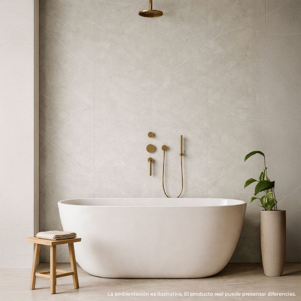 Baño minimalista con bañera blanca independiente, grifería de latón, taburete
