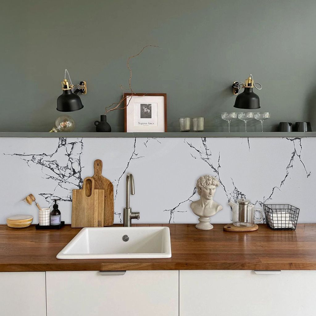 Sala de estar moderna con sofá seccional beige, pared decorativa de mármol, suelo gris y decoración escultural.