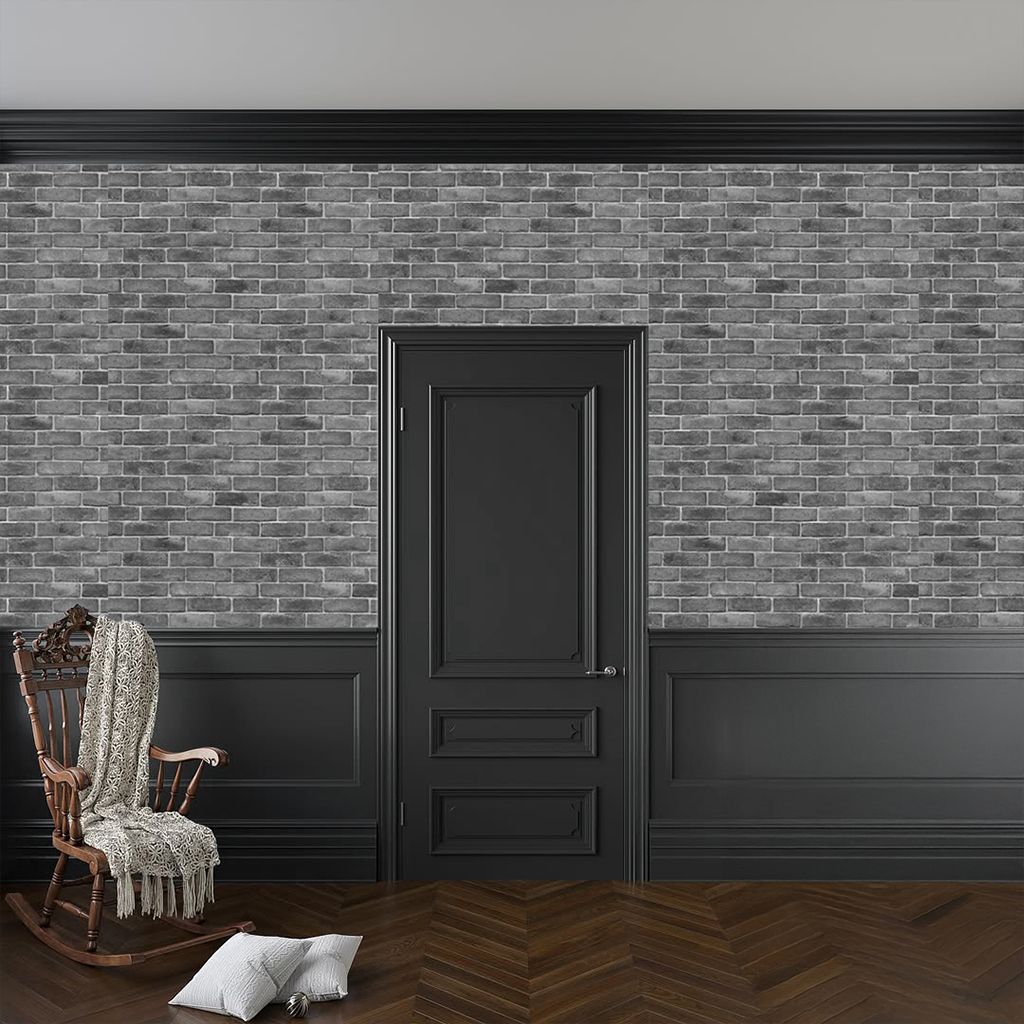 Habitación vacía de estilo vintage con paredes revestidas de paneles oscuros, puerta negra, suelo de madera en espiga