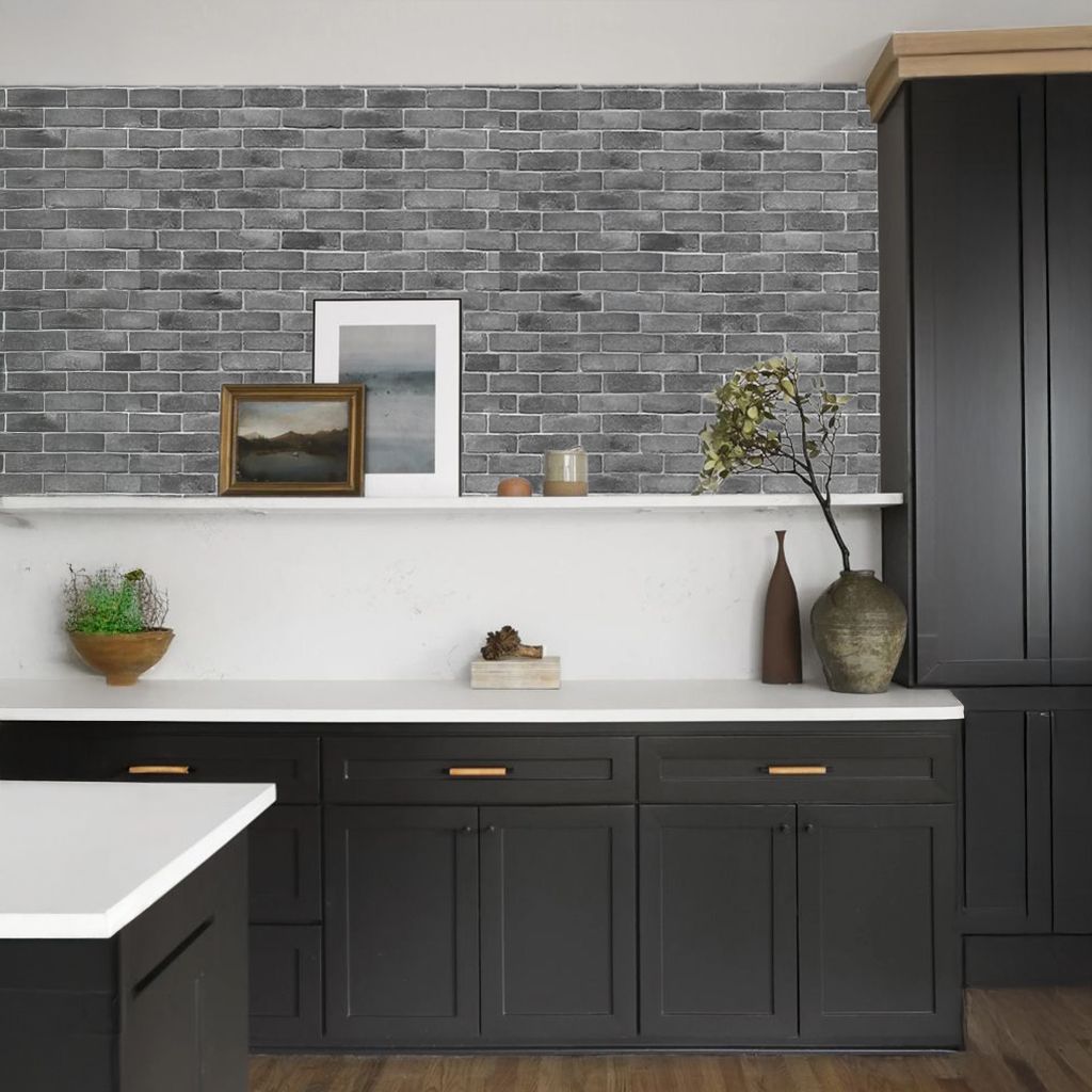 Habitación vacía de estilo vintage con paredes revestidas de paneles oscuros, puerta negra, suelo de madera en espiga
