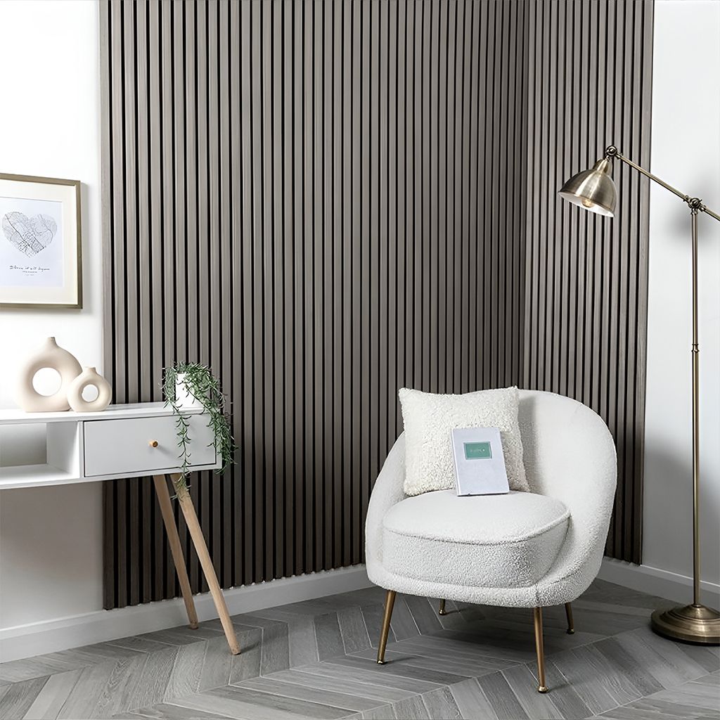 Sala de estar moderna con sofá modular blanco, pared acanalada gris, arte abstracto y mesa de centro de mármol.