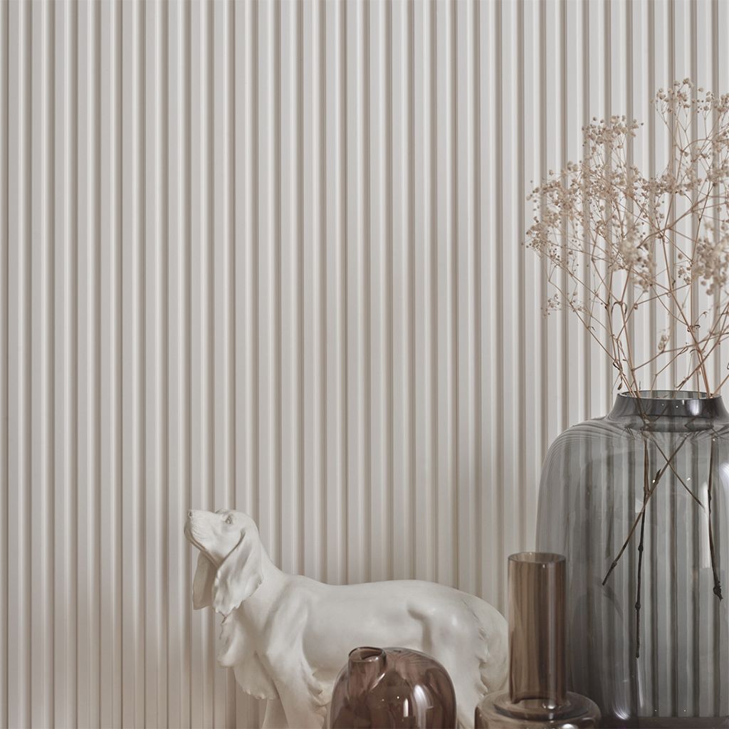 Sala de estar minimalista en tonos beige con sofá, aparador, lámpara de pie y jarrones decorativos.