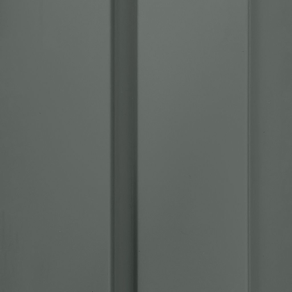 Sala de estar moderna con sofá beige, cojines estampados, manta verde y paneles verticales oscuros en la pared.