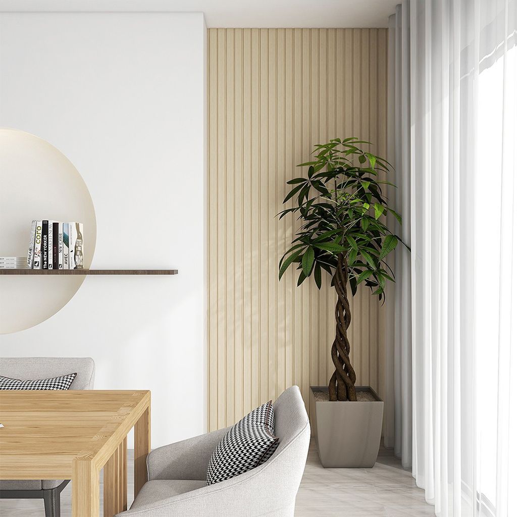 Luminoso rincón de comedor moderno con una mesa de madera, sillas blancas, un árbol en maceta