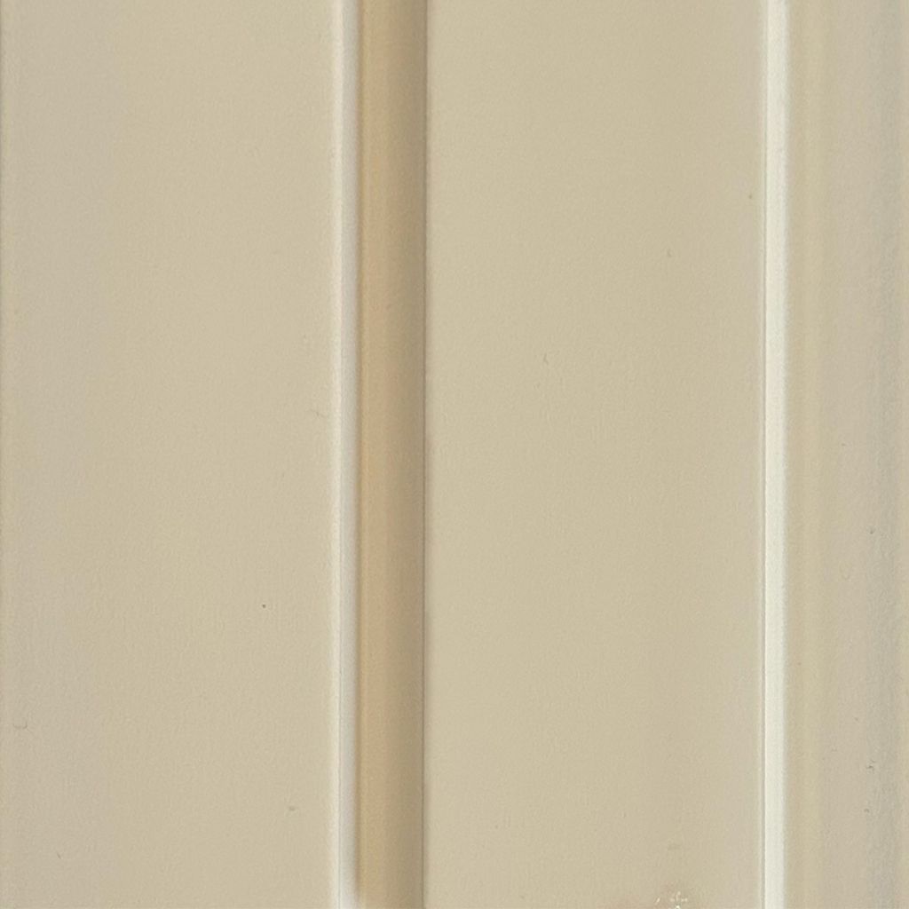 Luminoso rincón de comedor moderno con una mesa de madera, sillas blancas, un árbol en maceta