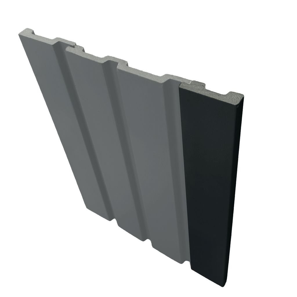 Moldura decorativa negra con la parte inferior ranurada, aislada sobre un fondo blanco.