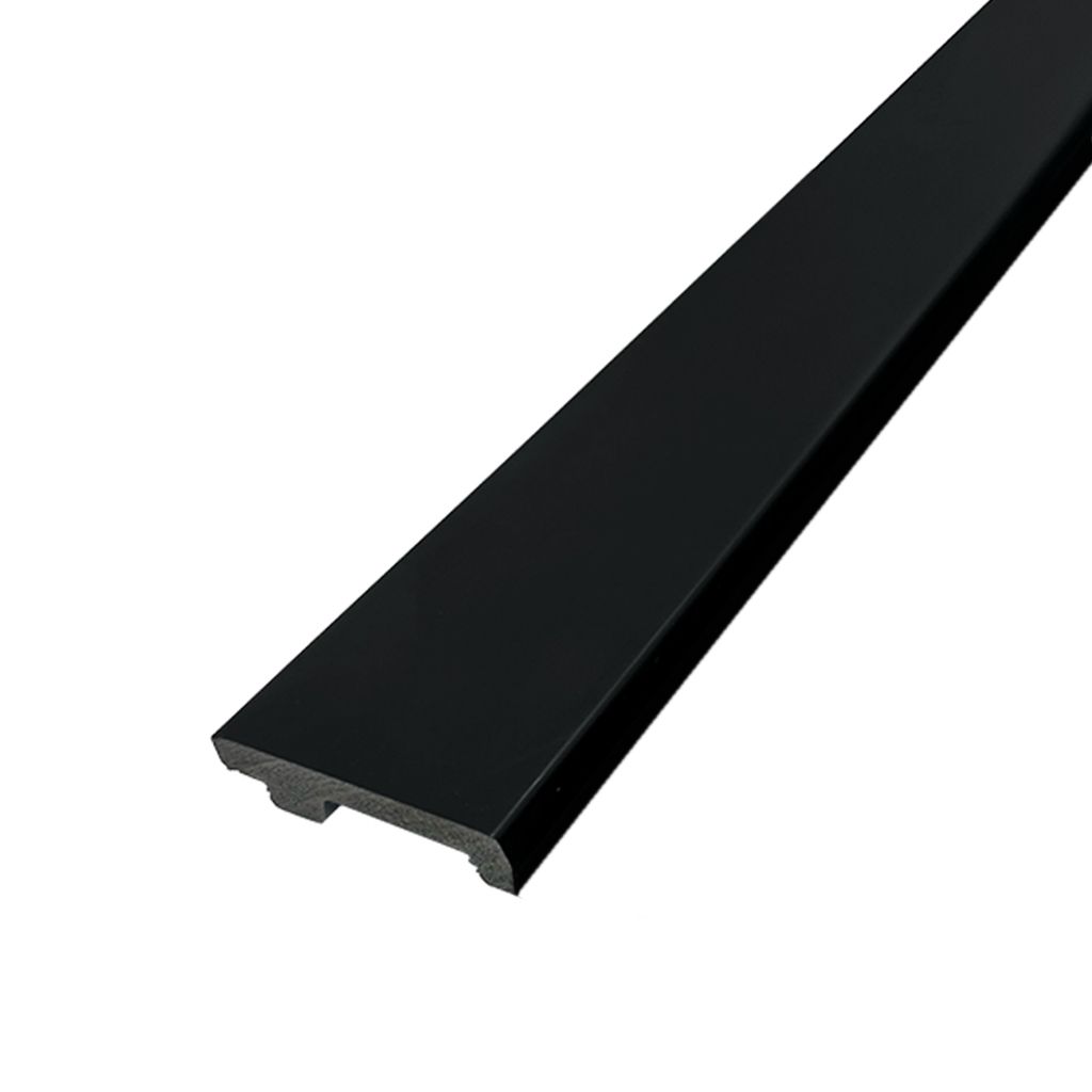 Moldura decorativa negra con la parte inferior ranurada, aislada sobre un fondo blanco.