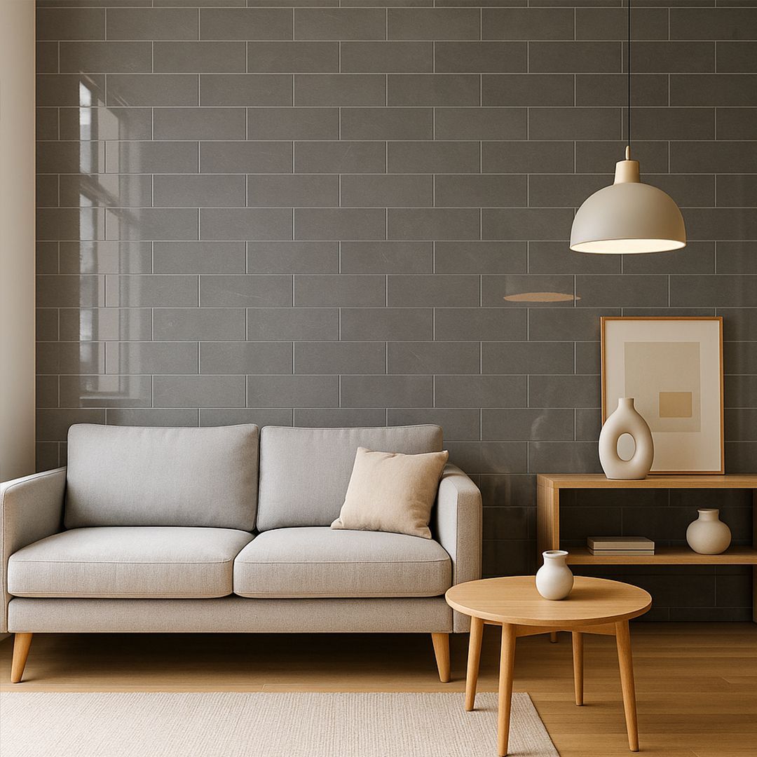 Sala de estar minimalista con sofá gris, mesa de centro de madera y lámpara colgante sobre una pared de azulejos oscuros.