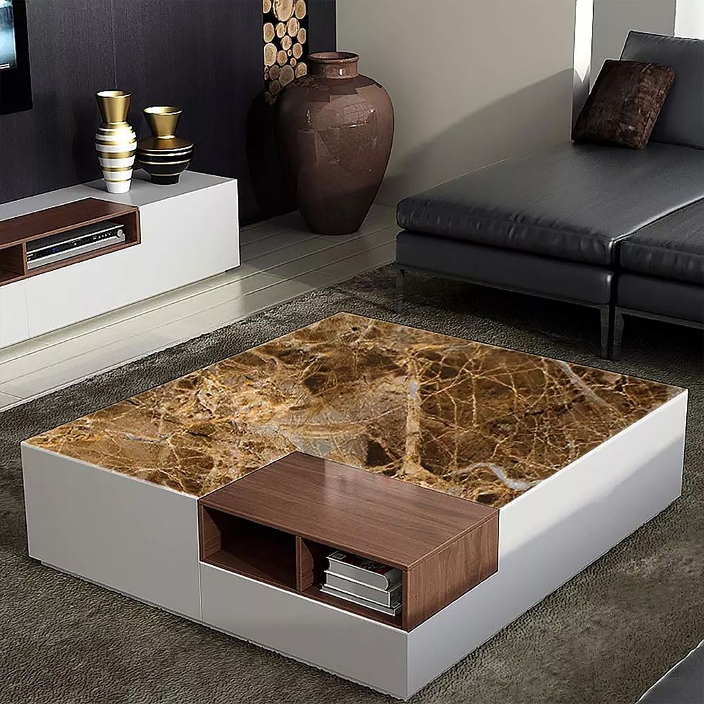 Sala de estar moderna con una mesa de centro blanca y de madera con tablero de mármol marrón sobre una alfombra gris.