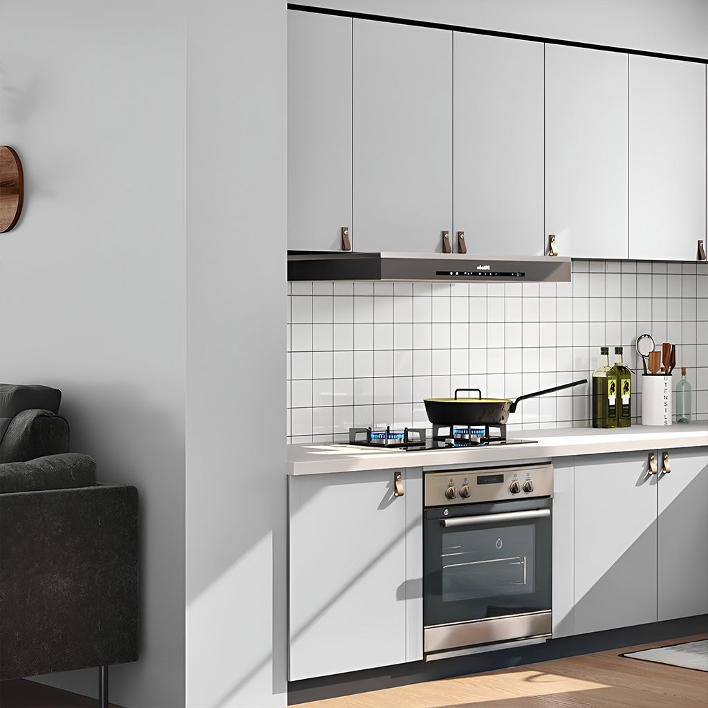 Encimera de cocina moderna con fregadero negro, grifo de cobre, estante abierto y vajilla y decoración ordenadas.