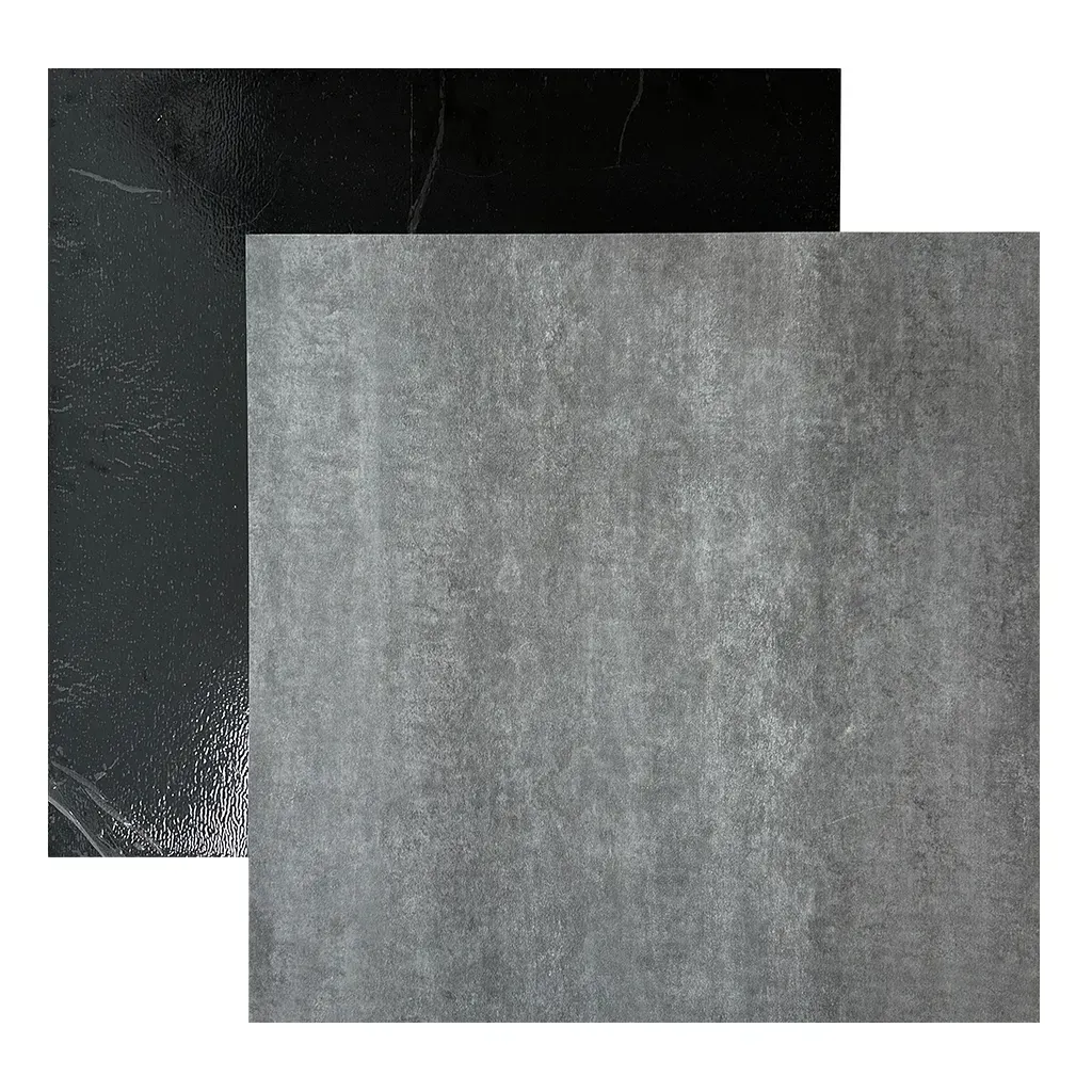 Sala de estar moderna con sofá gris, mesas de centro redondas de mármol y una planta en maceta sobre un suelo gris.