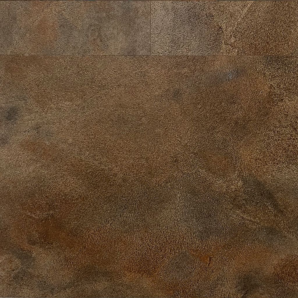 Cocina moderna minimalista con armarios oscuros, mesa de madera clara, sillas verdes y lámparas colgantes.