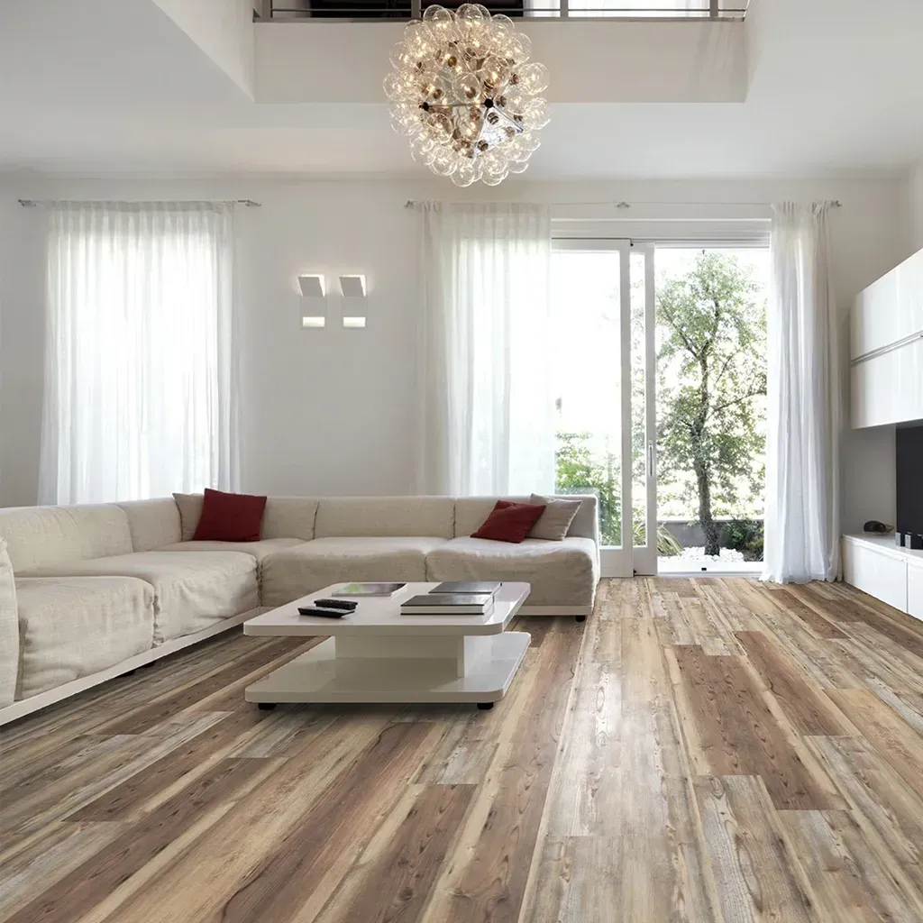 Luminoso salón minimalista con sofá seccional beige, cortinas blancas, suelo de madera y lámpara de araña moderna.