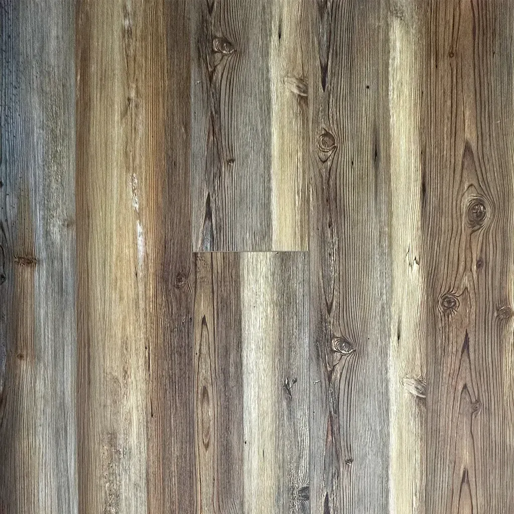 Luminoso salón minimalista con sofá seccional beige, cortinas blancas, suelo de madera y lámpara de araña moderna.