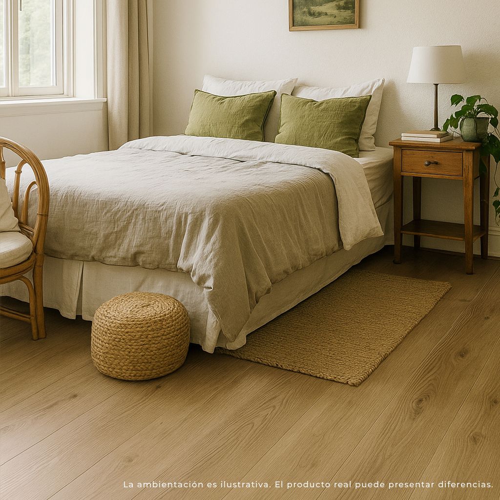 Acogedora habitación de color beige con una cama bien hecha, almohadas verdes, mesita de noche, lámpara y otomana tejida.