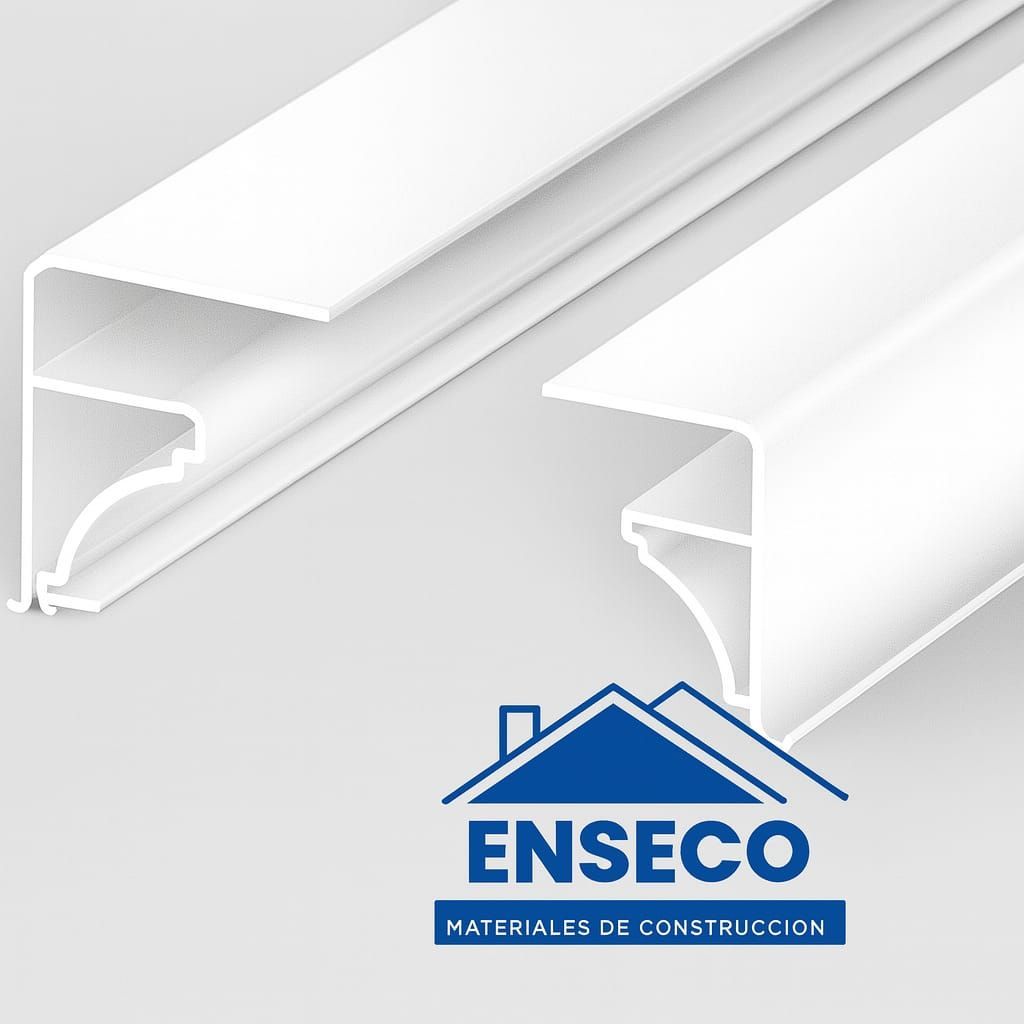 Perfiles de canal de metal blanco con el logotipo de construcción ENSECO sobre un fondo gris claro.