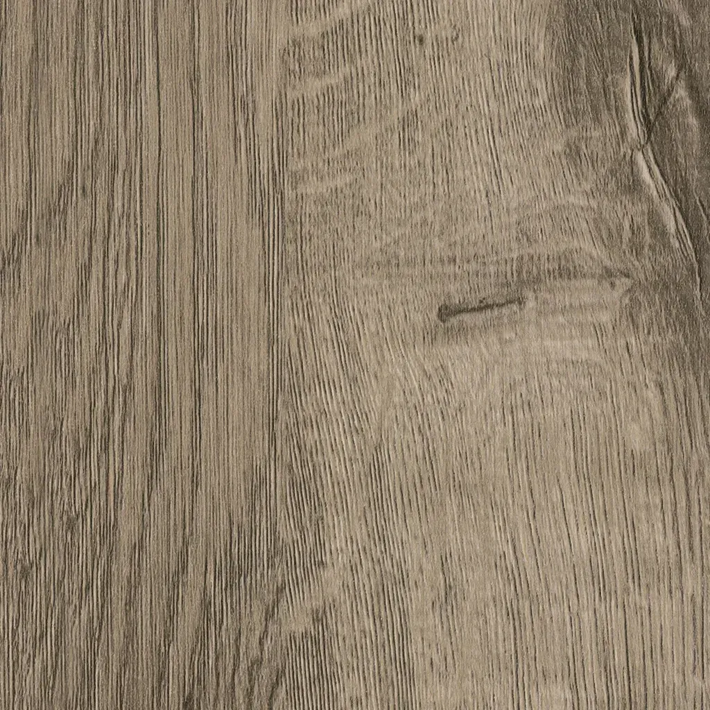 Primer plano de la veta de madera gris parduzca desgastada, con textura vertical y nudos.