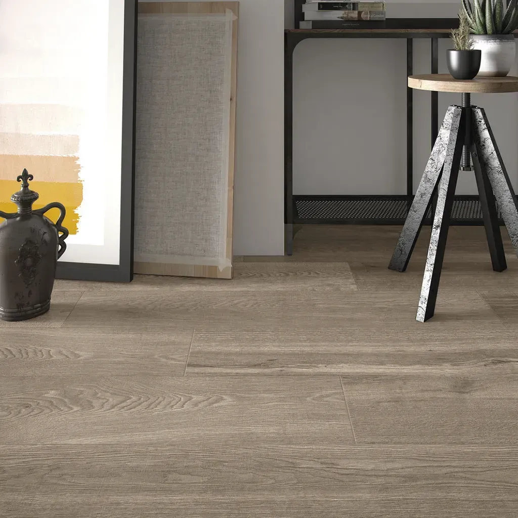 Primer plano de la veta de madera gris parduzca desgastada, con textura vertical y nudos.