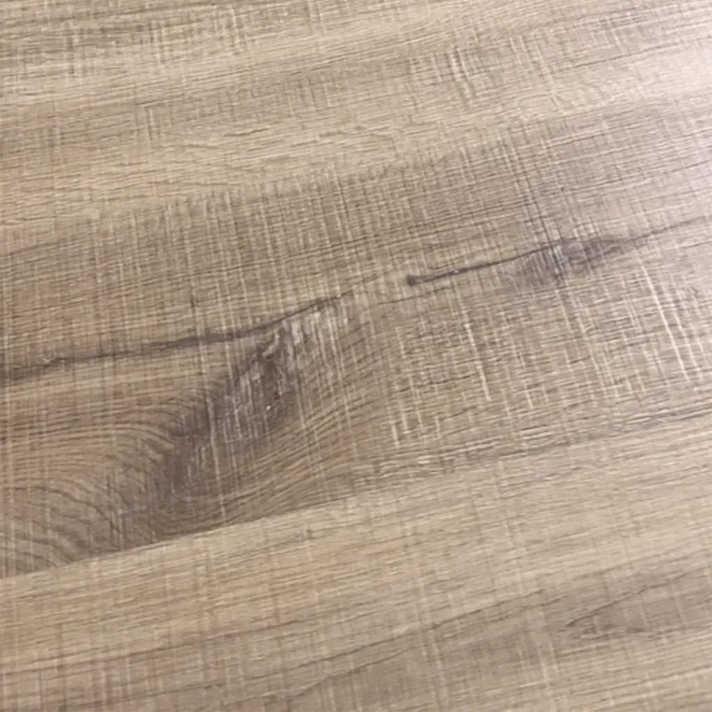 Primer plano de la veta de madera clara con un nudo oscuro y una sutil textura diagonal.