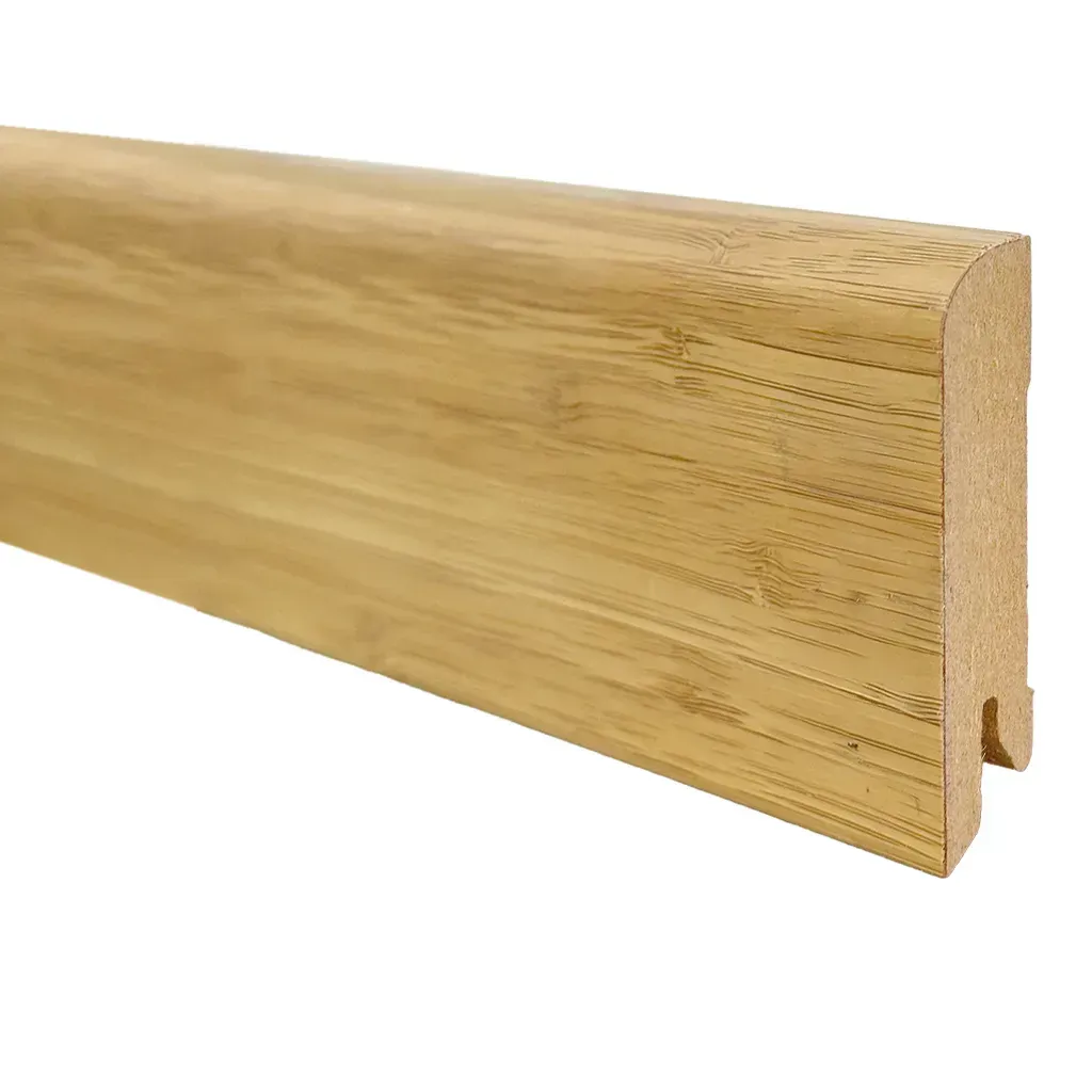 Moldura de tablón de madera clara con borde ranurado sobre fondo blanco.