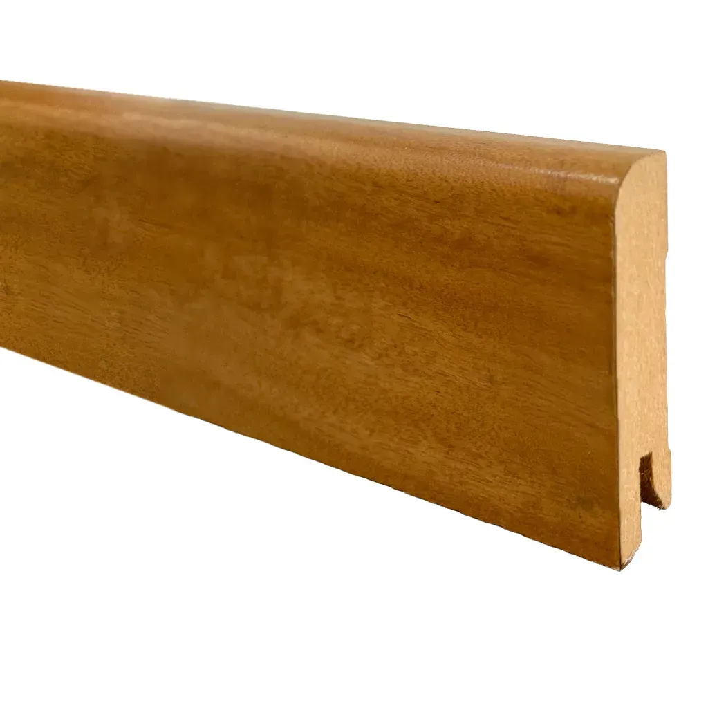 Moldura de zócalo de madera con vetas de madera y una muesca recortada en un extremo.