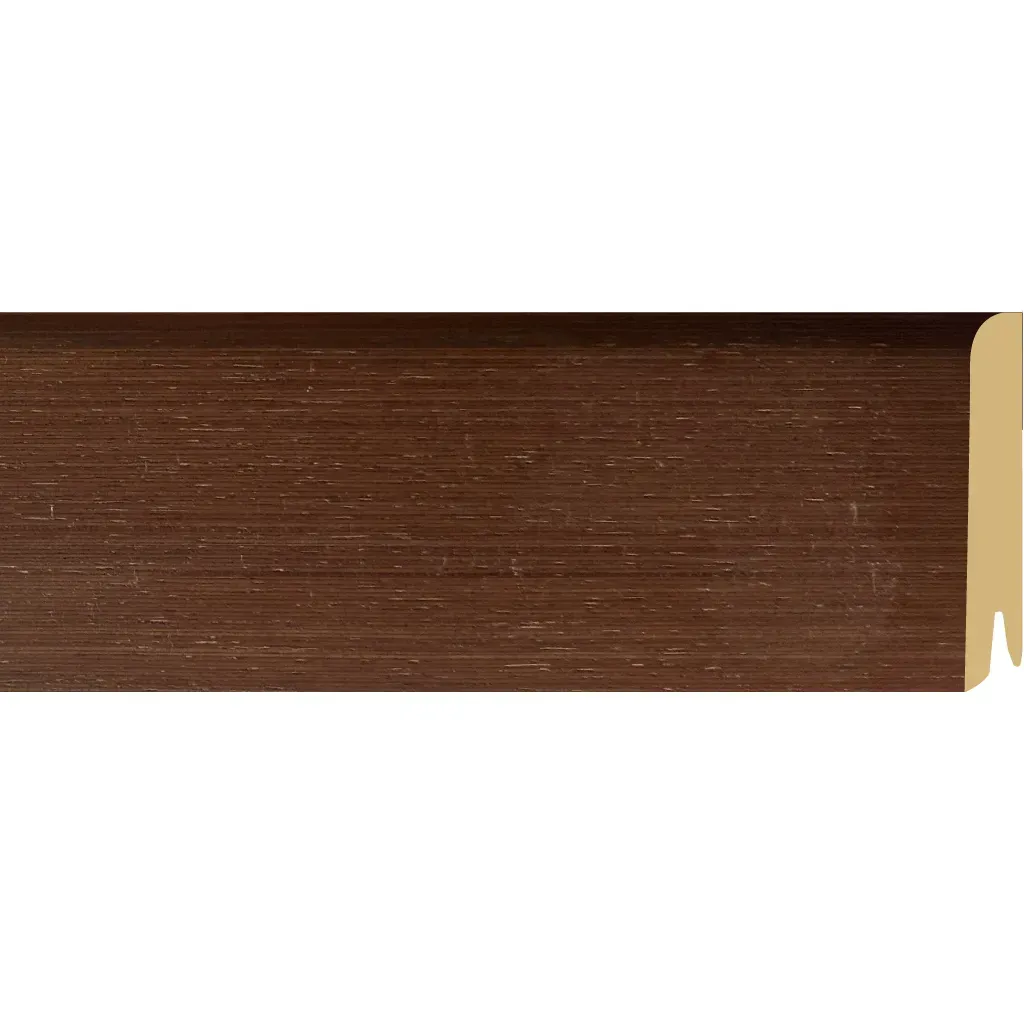 Moldura de madera marrón para el borde de la escalera, con un borde ranurado sobre fondo blanco.
