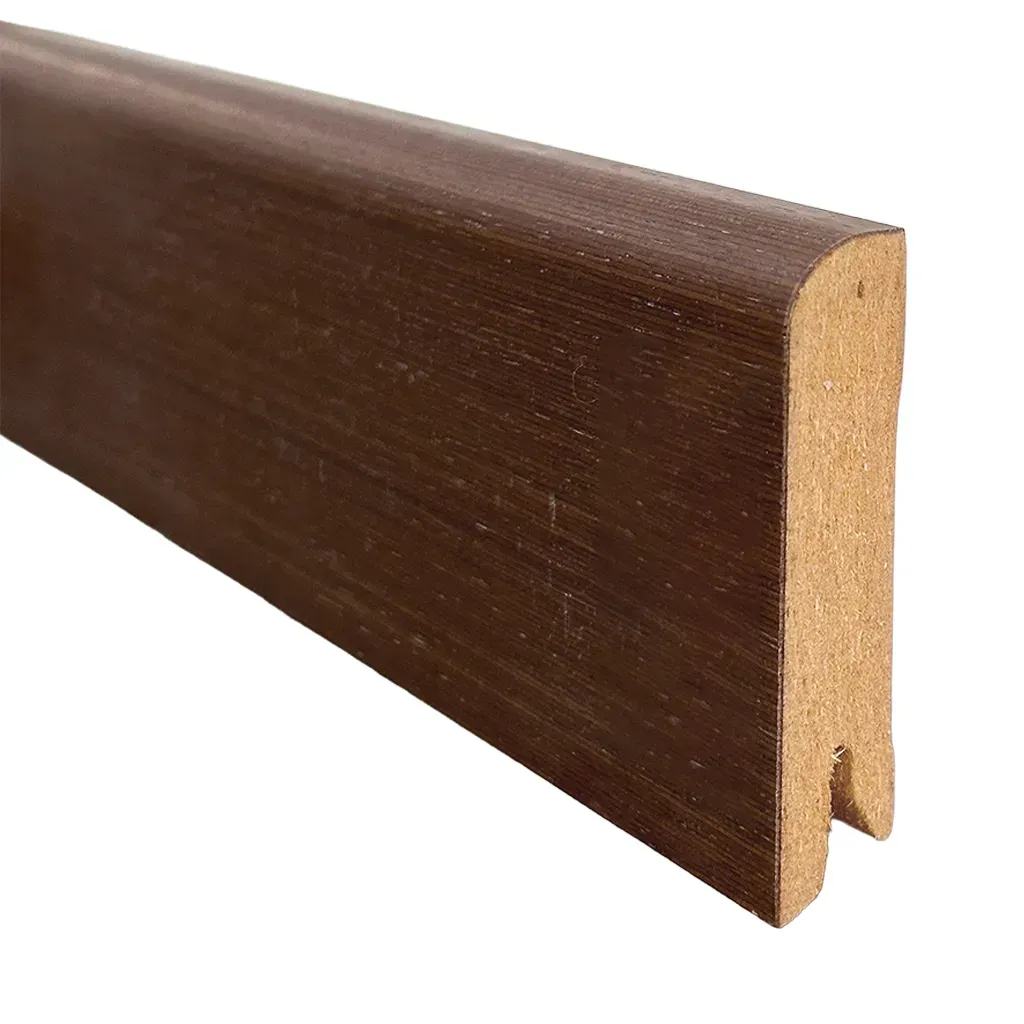 Moldura de madera marrón para el borde de la escalera, con un borde ranurado sobre fondo blanco.