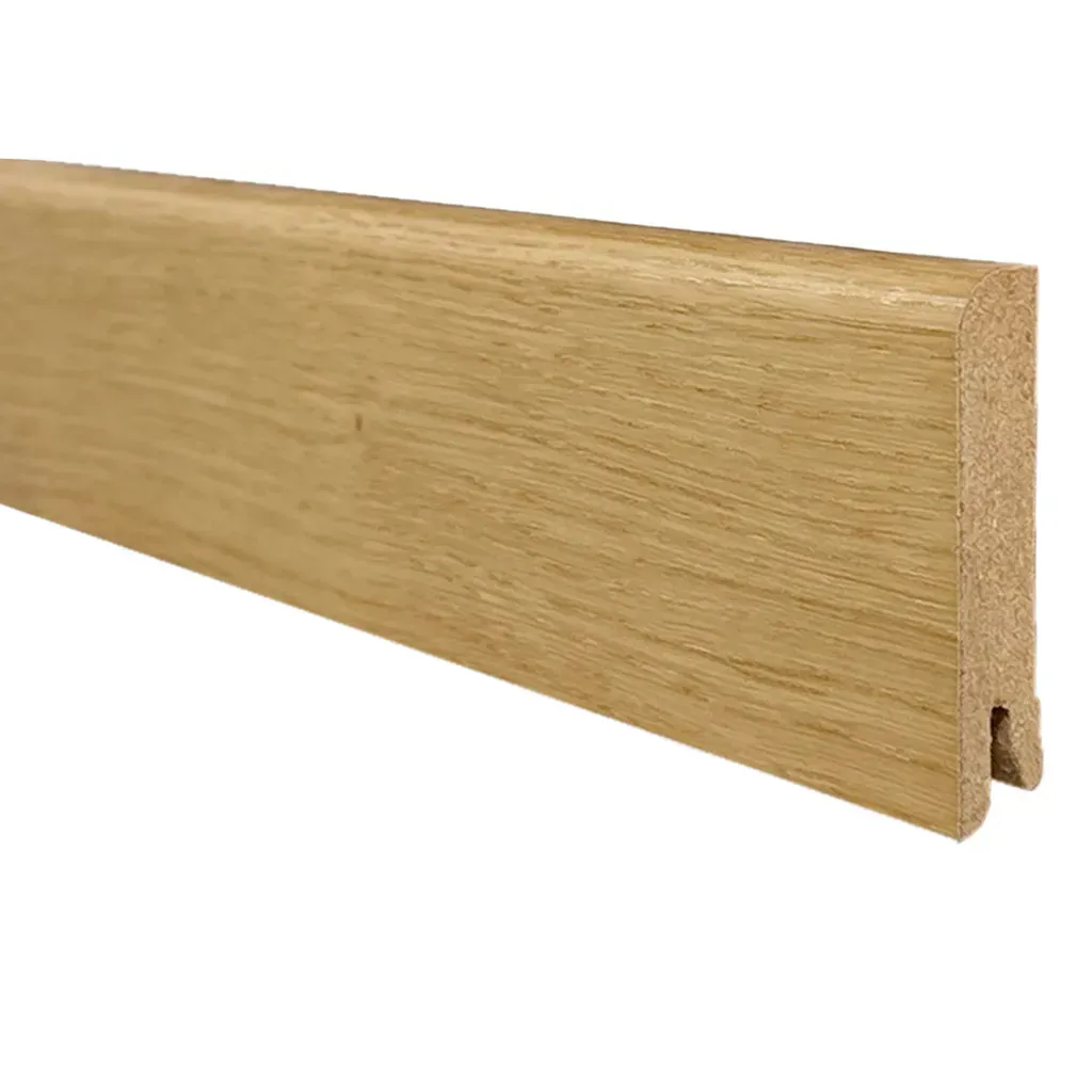 Moldura de zócalo de madera clara con una muesca en un extremo, aislada sobre un fondo blanco.