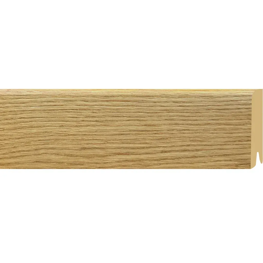 Moldura de zócalo de madera clara con una muesca en un extremo, aislada sobre un fondo blanco.