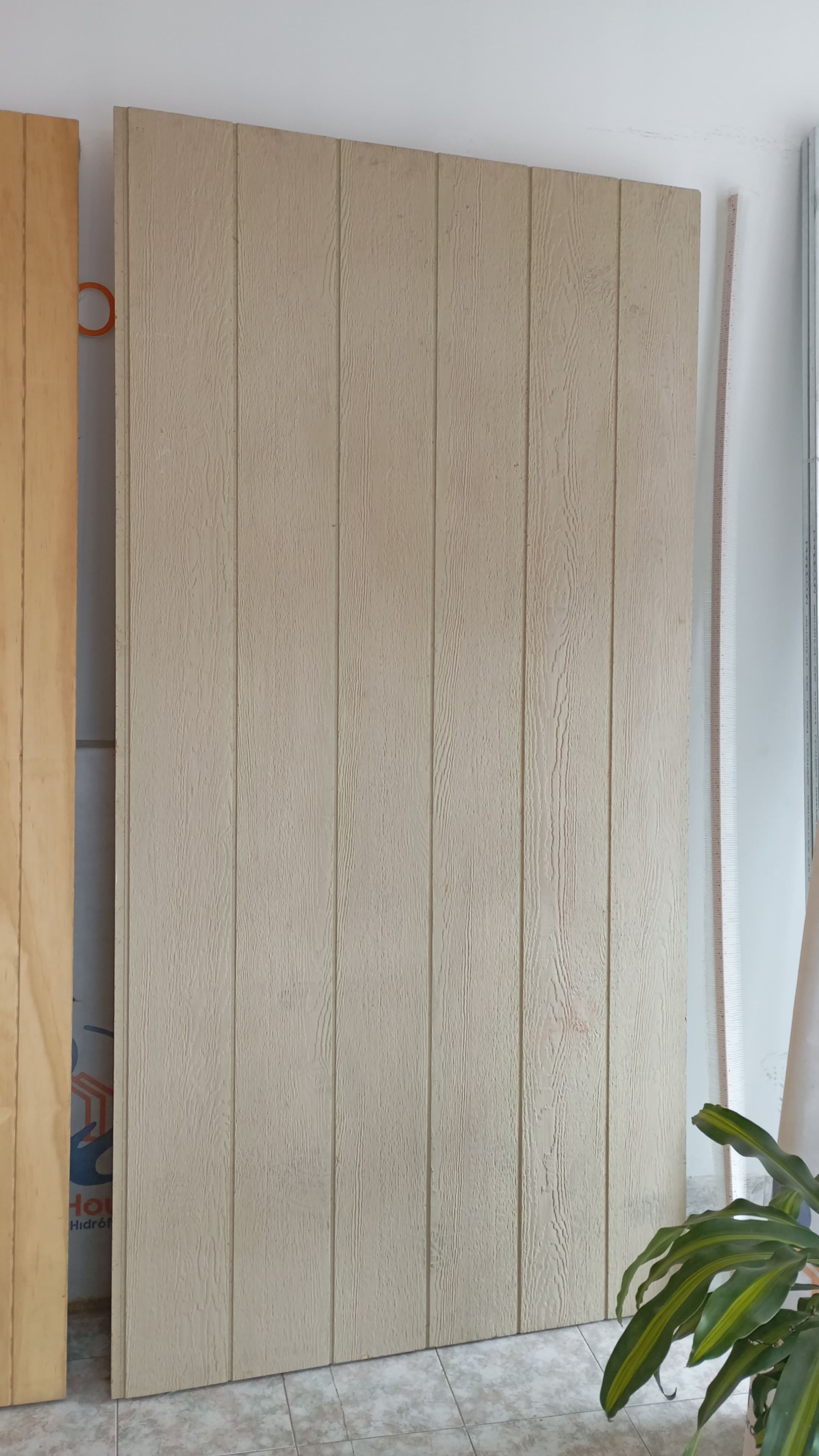 Puerta o panel corredizo de color beige con textura en una habitación interior luminosa