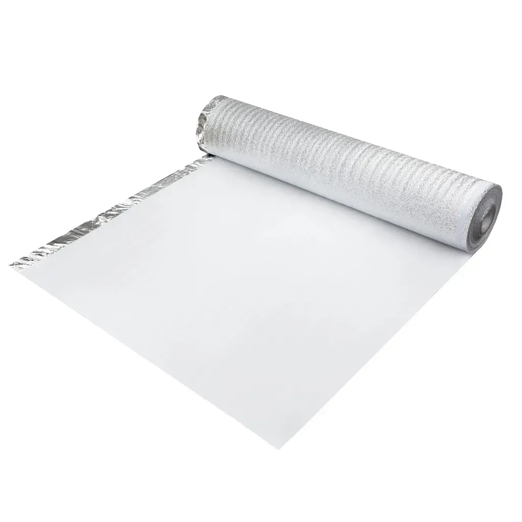 Rollo de papel pintado blanco texturizado sobre fondo blanco.