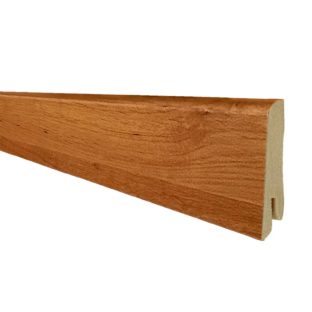 Moldura de zócalo de madera marrón con perfil biselado sobre fondo blanco.