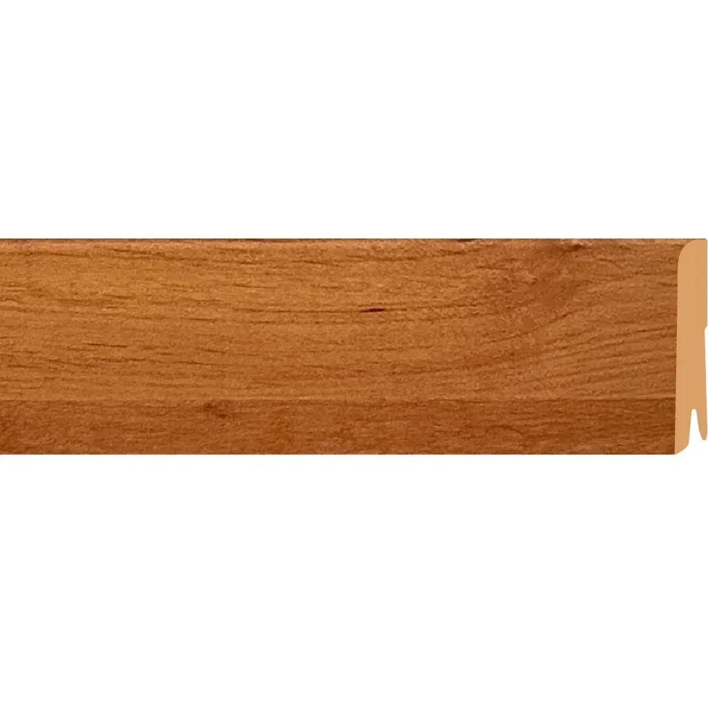 Moldura de zócalo de madera marrón con perfil biselado sobre fondo blanco.