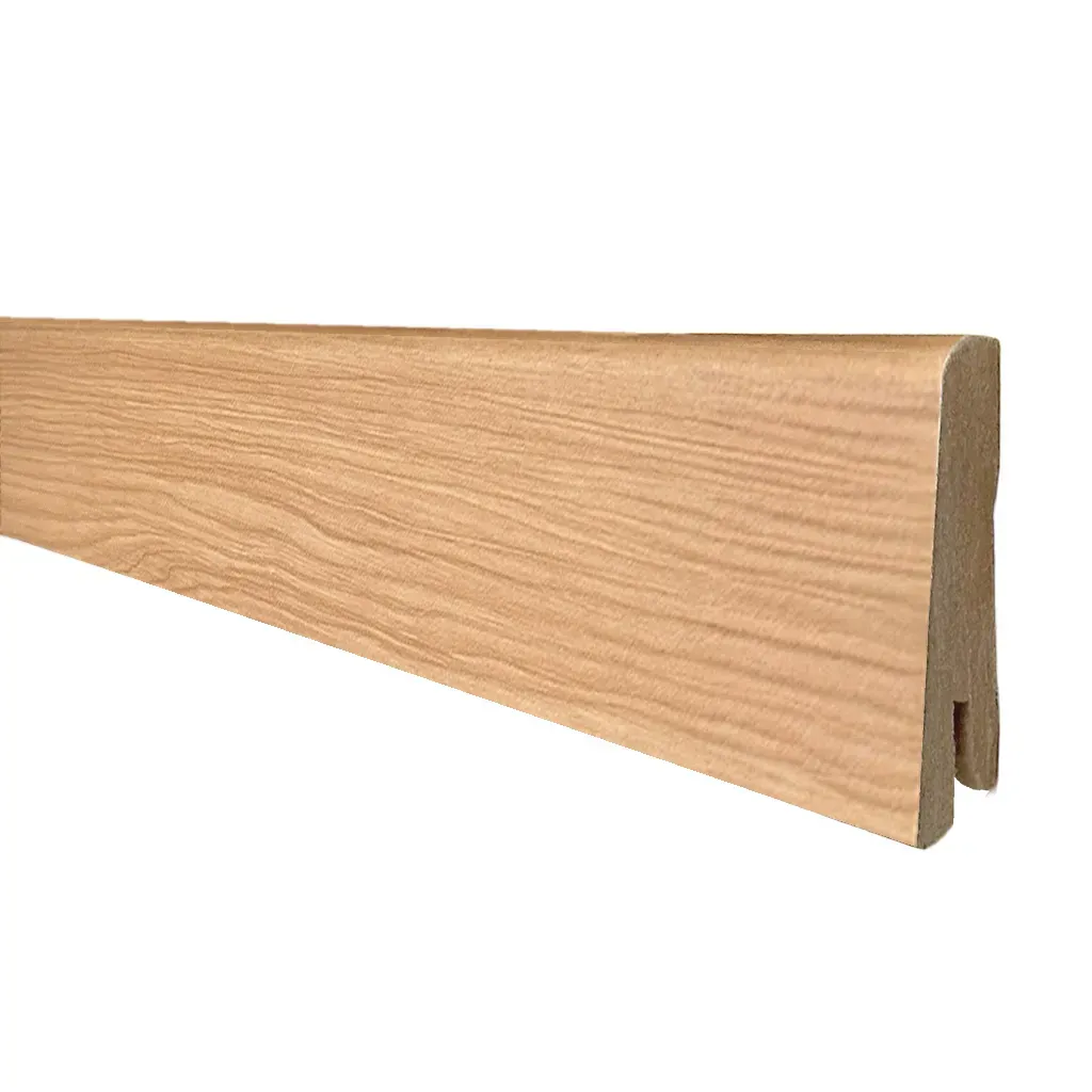 Moldura de madera con vetas de madera y borde ranurado, aislada sobre fondo blanco.