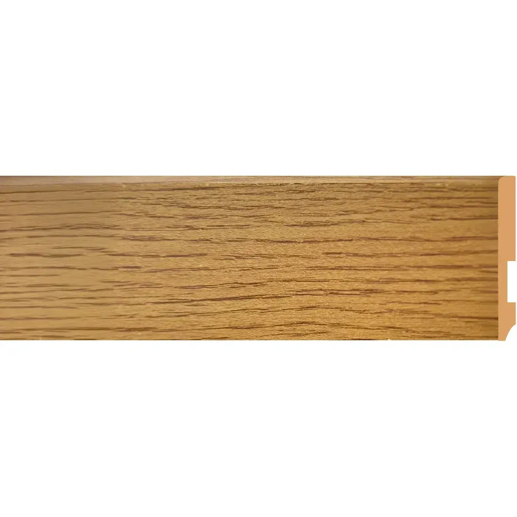 Moldura decorativa de madera con vetas y borde dentado, mostrada sobre un fondo blanco.