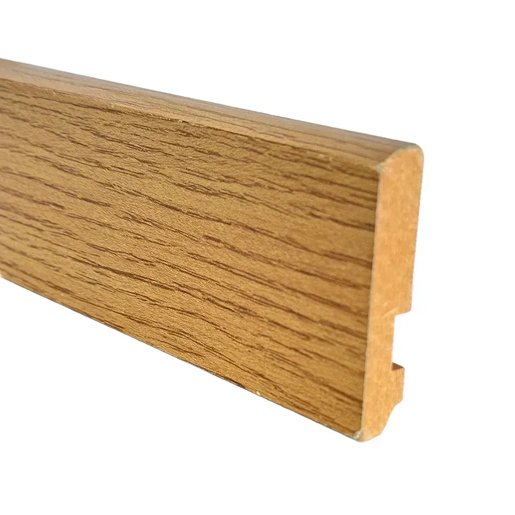 Moldura decorativa de madera con vetas y borde dentado, mostrada sobre un fondo blanco.