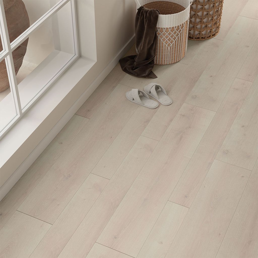 Moldura de zócalo de pared blanca con borde beige, mostrada sobre un fondo blanco.