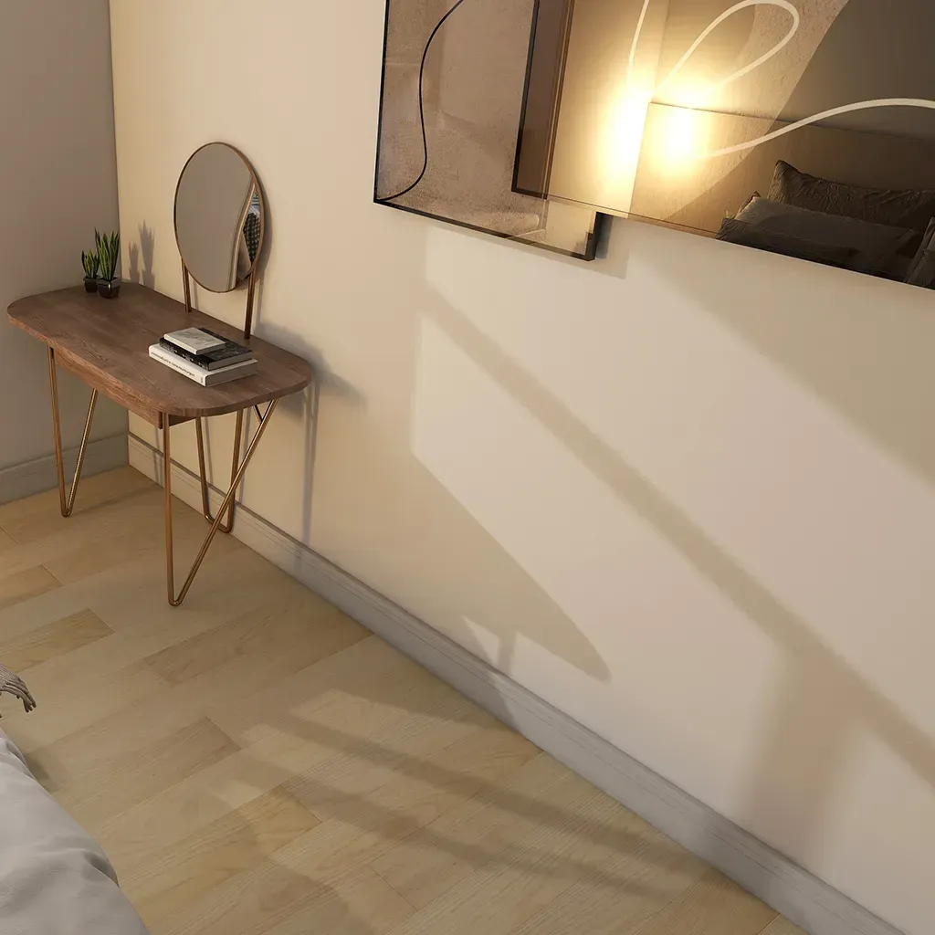 Moldura decorativa de vinilo blanco con ranura estrecha, mostrada aislada sobre un fondo blanco.