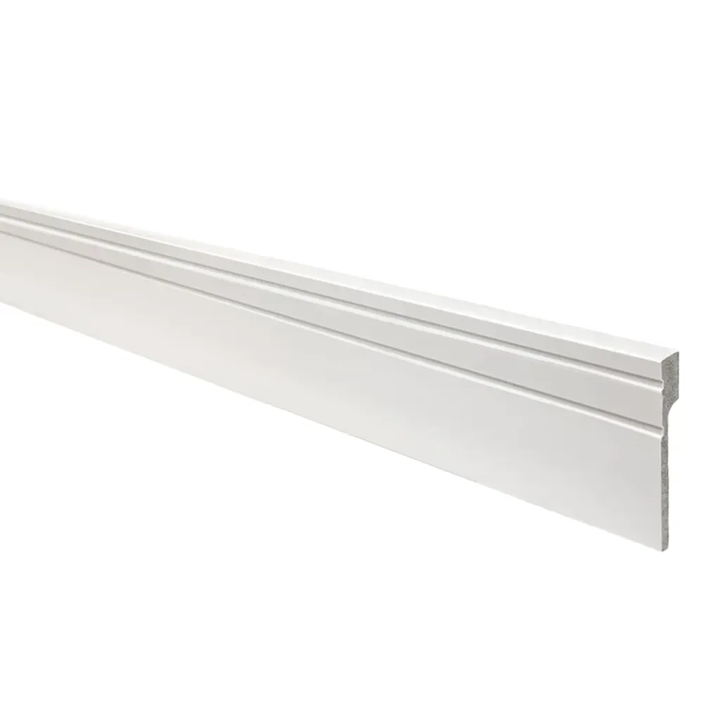 Moldura decorativa de vinilo blanco con ranura estrecha, mostrada aislada sobre un fondo blanco.