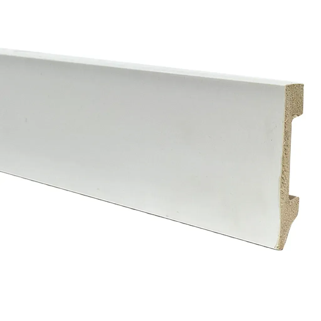 Habitación luminosa y minimalista con silla estampada, cortina de tela blanca y negra, planta en maceta