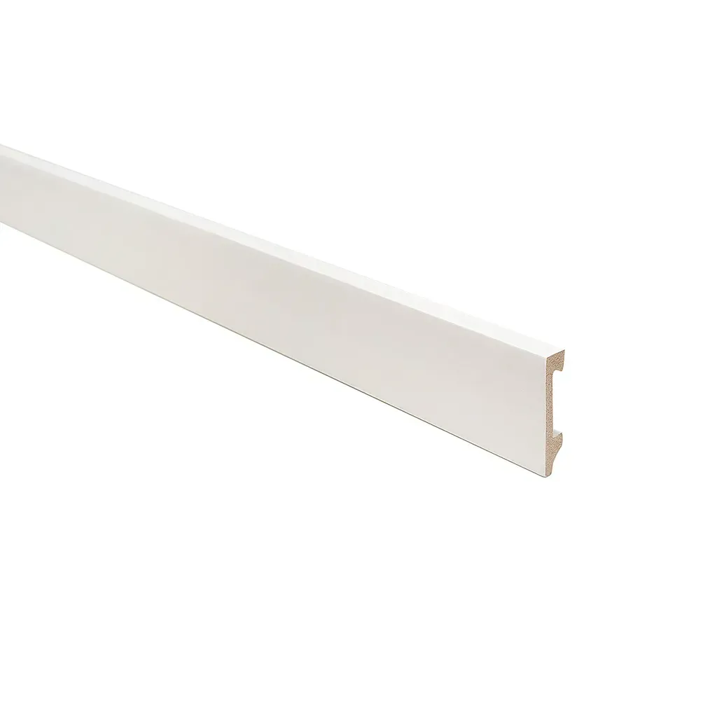 Moldura de zócalo de pared blanca con borde beige, mostrada sobre un fondo blanco.