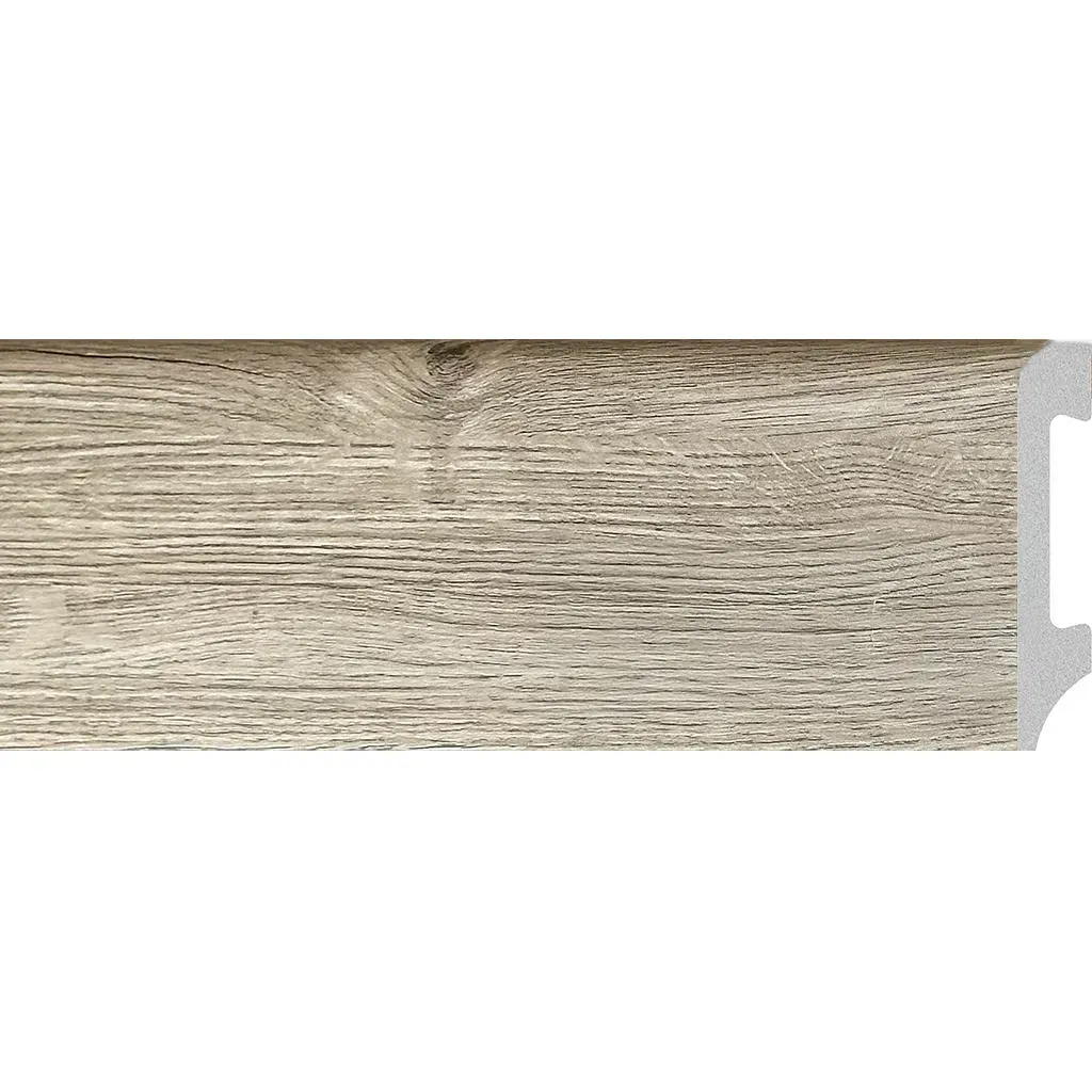 Moldura de zócalo de madera color beige con perfil de borde blanco, mostrada sobre un fondo blanco.
