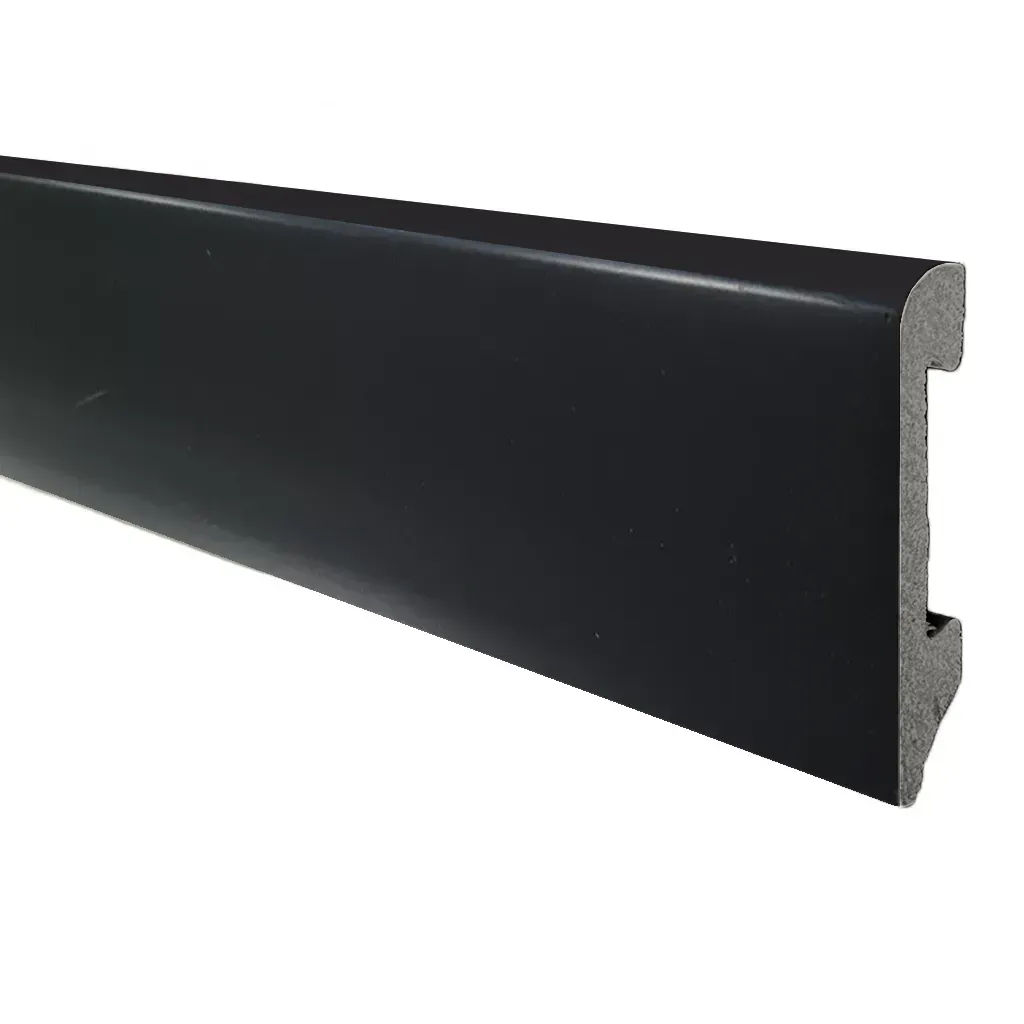 Moldura decorativa de metal negro con borde ranurado sobre fondo blanco.