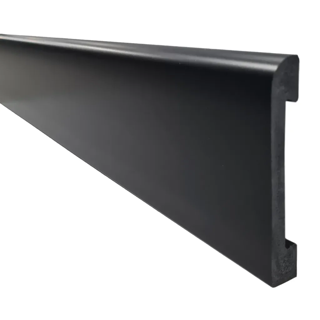 Agua vertiéndose de una taza sobre una superficie rectangular negra brillante sobre un fondo blanco.