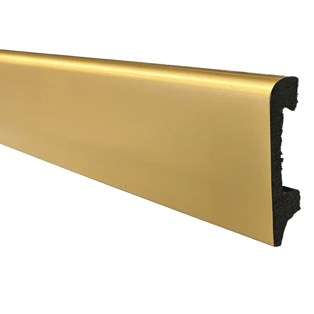Moldura decorativa de metal dorado con borde negro, mostrada en primer plano sobre un fondo blanco.