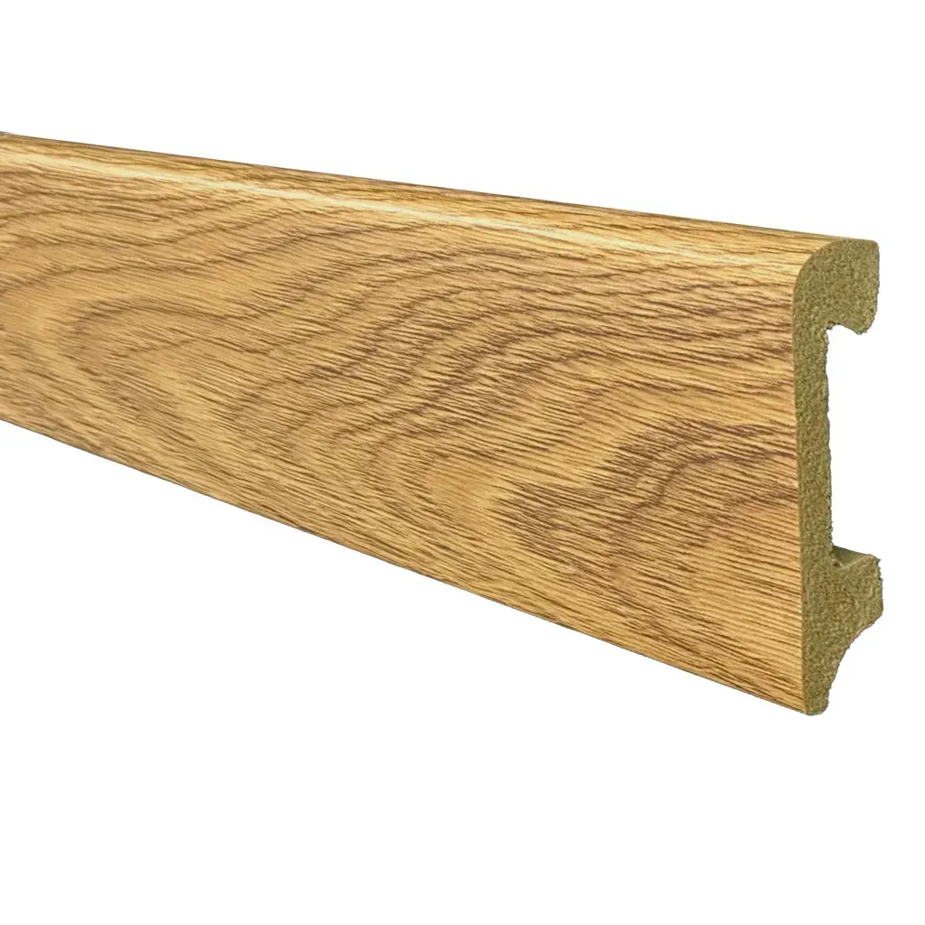 Moldura de zócalo de madera con vetas de madera y perfil dentado sobre fondo blanco.