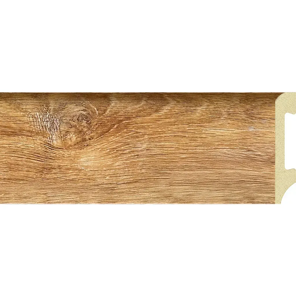Moldura larga de madera marrón con una ranura decorativa sobre fondo blanco.