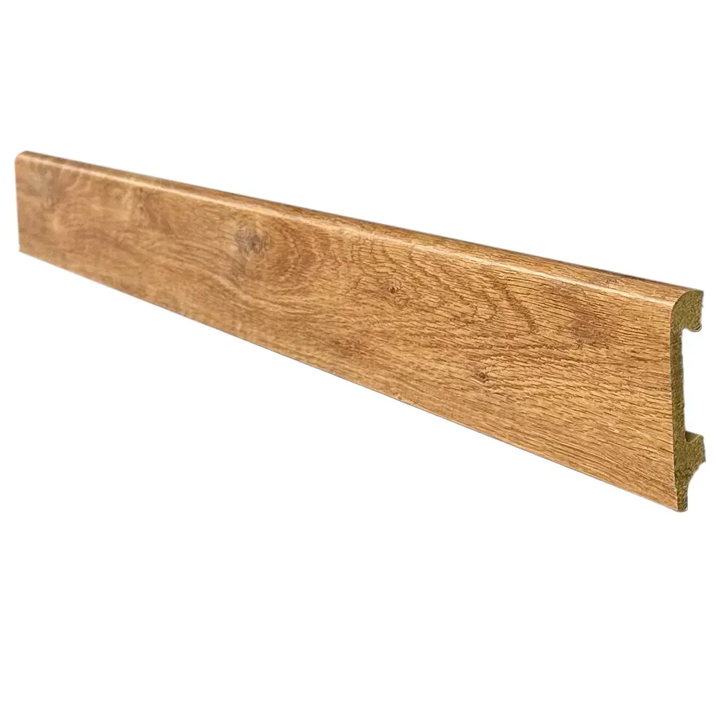 Moldura larga de madera marrón con una ranura decorativa sobre fondo blanco.